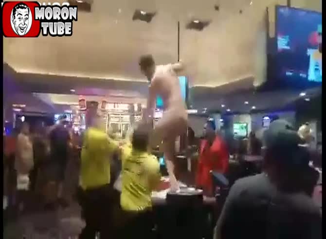 Video :He desired to display his anus to the merchant!